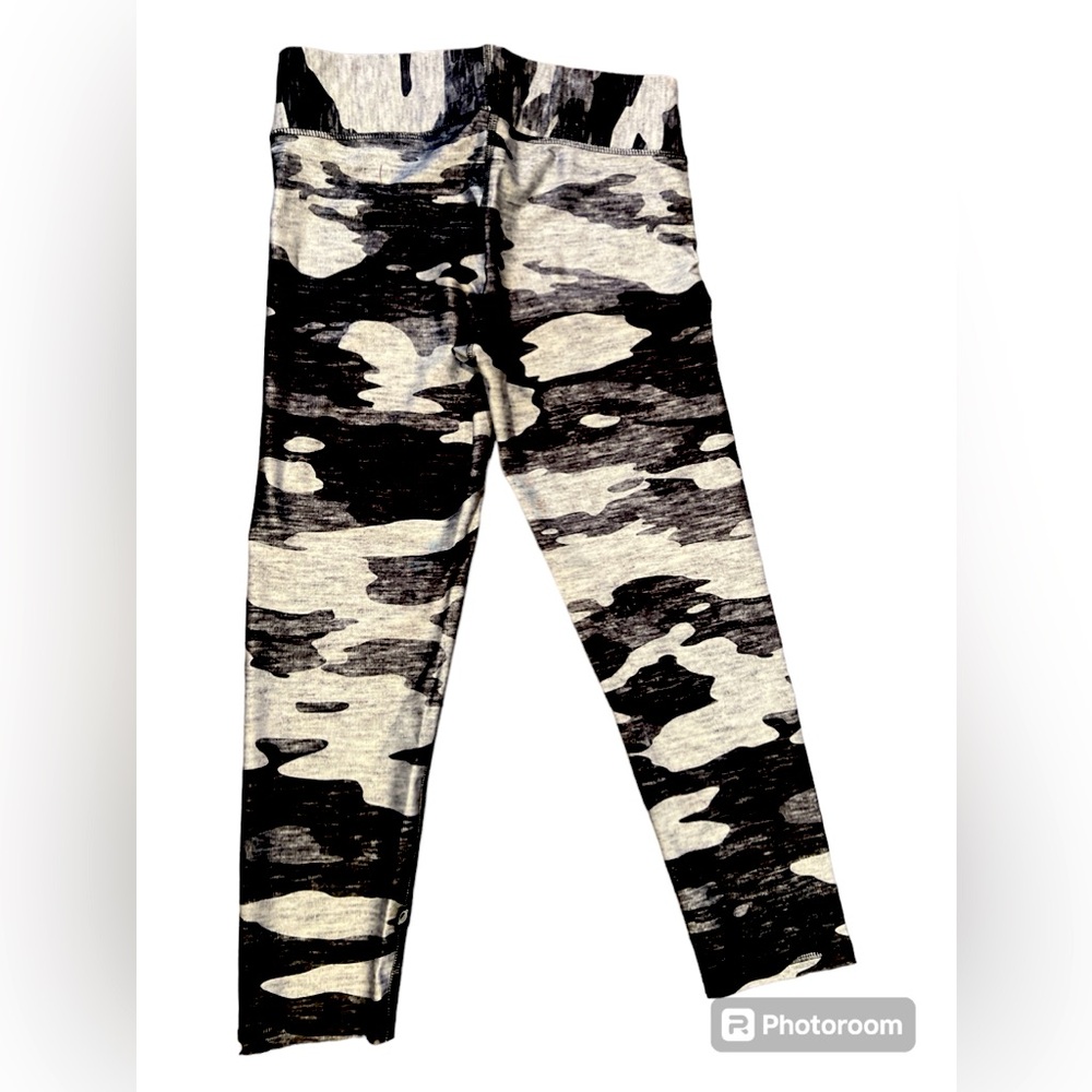Terez Heathered Camo Hi-Shine cropped Leggings Size: Medium